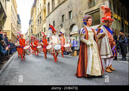 Florenz, Italien - 6. Januar 2013: Trommler der Marschkapelle bei der Parade zum Epiphanie-Tag, mit einer großen Prozession in mittelalterlichen Kostümen. Stockfoto