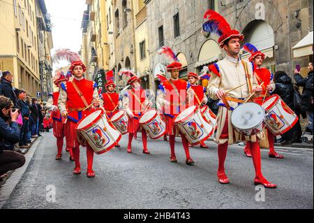 Florenz, Italien - 6. Januar 2013: Trommler der Marschkapelle bei der Parade zum Epiphanie-Tag, mit einer großen Prozession in mittelalterlichen Kostümen. Stockfoto