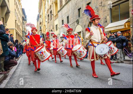 Florenz, Italien - 6. Januar 2013: Trommler der Marschkapelle bei der Parade zum Epiphanie-Tag, mit einer großen Prozession in mittelalterlichen Kostümen. Stockfoto