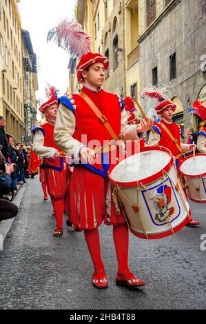 Florenz, Italien - 6. Januar 2013: Trommler der Marschkapelle bei der Parade zum Epiphanie-Tag, mit einer großen Prozession in mittelalterlichen Kostümen. Stockfoto