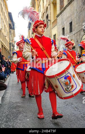 Florenz, Italien - 6. Januar 2013: Trommler der Marschkapelle bei der Parade zum Epiphanie-Tag, mit einer großen Prozession in mittelalterlichen Kostümen. Stockfoto