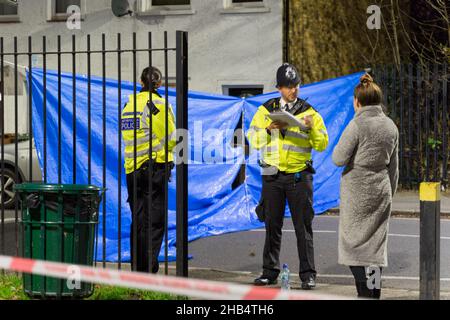 London, Großbritannien. 16. Dezember 2021. Die Polizei arbeitet die ganze Nacht in einem Haus in der Collingwood Road und untersucht die Ursache des Feuers, bei dem am Donnerstagabend vier Kinder ums Leben kamen. Quelle: Xiu Bao/Alamy Live News Stockfoto