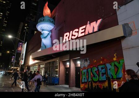 New York, USA. 16th Dez 2021. New York, NY - 16. Dezember 2021: Der Schauspieler Jeff Goldblum beleuchtet die Neugestaltung der Freiheitsstatue-Fackel auf RiseNY, der neuesten Dauerattraktion der Stadt (Bildquelle: © Lev Radin/ZUMA Press Wire) Bildquelle: ZUMA Press, Inc./Alamy Live News Stockfoto