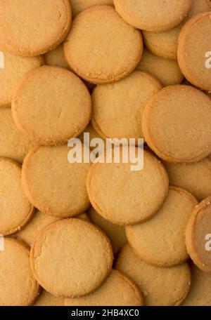 Milchkekse Hintergrund, knusprige und knusprige Cracker, Tee Zeit Snack von oben genommen, Nahaufnahme flach legen Stockfoto