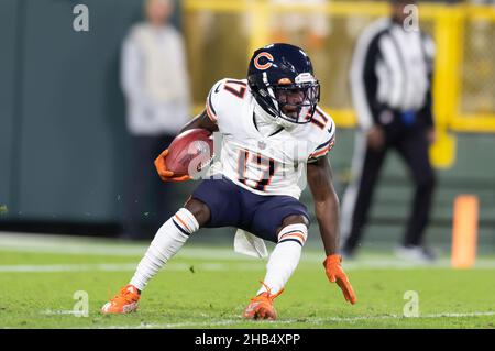 Green Bay, Wisconsin, USA. 12th Dez 2021. Der Chicago Bears Wide Receiver Jakeem Grant #17 gibt den Ball während eines Kickoff-Spiels zwischen den Chicago Bears und den Green Bay Packers im Lambeau Field in Green Bay, Wisconsin, zurück. Packer besiegten Bären 45-30. Kirsten Schmitt/CSM/Alamy Live News Stockfoto