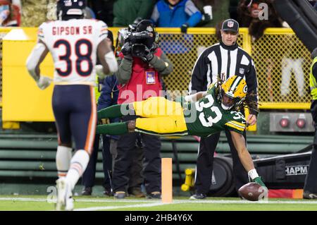 Green Bay, Wisconsin, USA. 12th Dez 2021. Green Bay Packers, die vor Aaron Jones #33 zurücklaufen, erzielt einen Touchdown vor Chicago und trägt Sicherheit Tashaun Gipson #38 während des NFL-Fußballspiels zwischen den Chicago Bears und den Green Bay Packers im Lambeau Field in Green Bay, Wisconsin. Packer besiegten Bären 45-30. Kirsten Schmitt/CSM/Alamy Live News Stockfoto