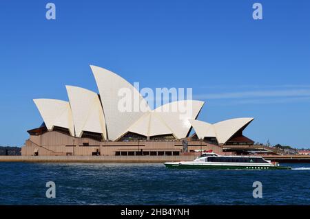 Der Rivercat driftet am Opernhaus von Sydney in Australien vorbei Stockfoto