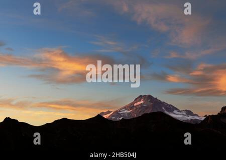 WA20513-00....WASHINGTON - Wolken über dem Glacier Peak entlang des Pacific Crest Trail in der Glacier Peak Wilderness. Stockfoto