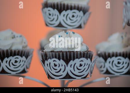 Vanillecupcakes mit Schokoladenbröseln Stockfoto