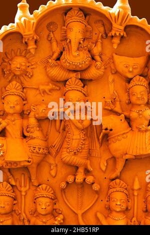 Pune , 11. Dezember 2021: Terrakotta-geflieste Kunstwerke auf der Handwerksmesse in Pune. Schöne Terrakotta Schnitzerei hindu Götter Figur auf der Fliese, Reliefkunst Stockfoto