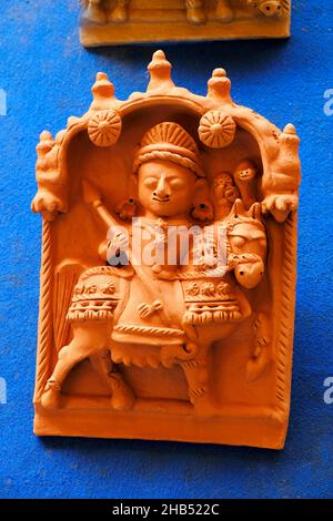 Pune , 11. Dezember 2021: Terrakotta-geflieste Kunstwerke auf der Handwerksmesse in Pune. Schöne Terrakotta Schnitzerei hindu Götter Figur auf der Fliese, Reliefkunst Stockfoto