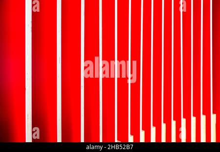 Abstrakte Linien von Baufenstern, die in einem Winkel aufgenommen wurden, um Kontrast und interessante geometrische Formmuster für den Designhintergrund zu schaffen. Stockfoto