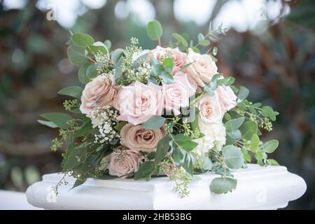 Rosa Rosen und frischer Eucaltpus-Brautstrauß auf weißem Balkon Stockfoto
