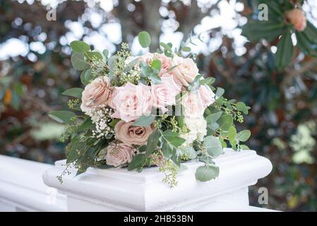 Rosa Rosen und frischer Eucaltpus-Brautstrauß auf weißem Balkon Stockfoto