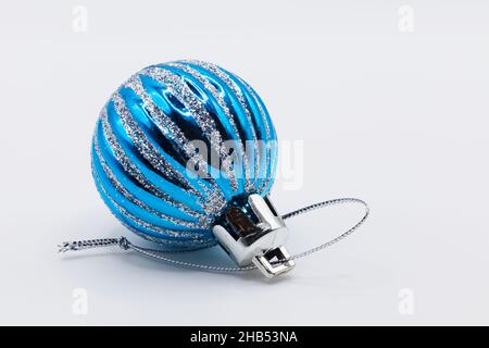Blauer Weihnachtsball mit Glitzer auf Stockfoto
