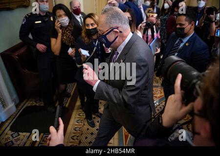 Washington DC, USA. 16th Dez 2021. Der Mehrheitsführer des US-Senats, Chuck Schumer (Demokrat von New York), ist von Reportern umgeben, als er während einer Abstimmung im US-Kapitol in Washington, DC, USA, am Donnerstag, den 16. Dezember, 2021. Foto von Rod Lampey/CNP/ABACAPRESS.COM Quelle: Abaca Press/Alamy Live News Stockfoto