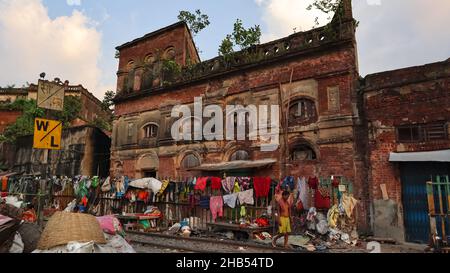 Alte zerstörte Häuser auf der Straße von Kalkutta, Westbengalen, Indien. Stockfoto