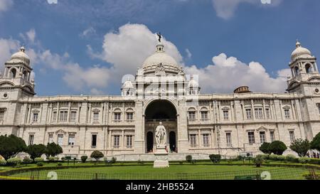 Statue von Lord Curzon vor der Victoria Memorial Hall. Indo-Saracen-Stil mit Mogul-und britischen Struktur und weißen Makrana Marmor verwendet wurden buildi Stockfoto