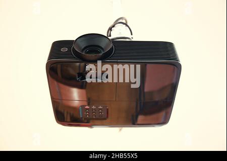 Low-Angle-Ansicht des Videoprojektors an der weißen Wand Stockfoto