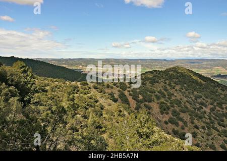 Panoramablick auf die Montblanc-Berge in der Region Conca de Barbera, Provinz Tarragona, Katalonien, Spanien Stockfoto