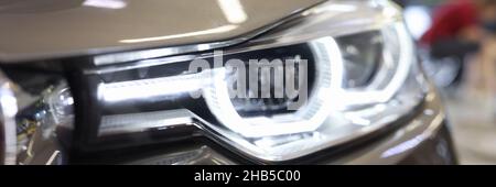 Ansicht der modernen silbernen Xenon-Scheinwerferlampe aus der Nähe Stockfoto