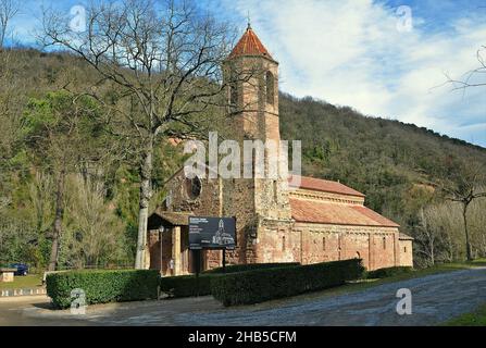 Romanisches Kloster von Sant Joan les Fonts in der Garrotxa-Region der Provinz Gerona, Katalonien, Spanien Stockfoto