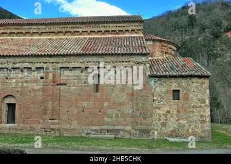 Romanisches Kloster von Sant Joan les Fonts in der Garrotxa-Region der Provinz Gerona, Katalonien, Spanien Stockfoto