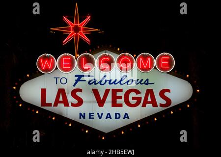 Das ikonische Schild „Welcome to fabulous Las Vegas Nevada“ wird bei Nacht gezeigt. Das 25 Meter hohe Schild wurde 1959 entworfen und installiert. Stockfoto