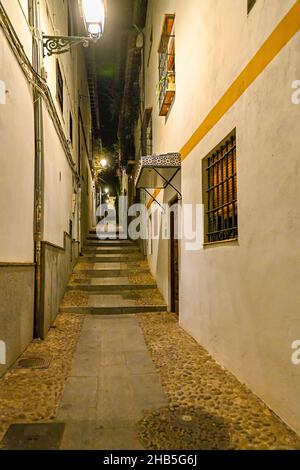 Typische und schmale Straße des Viertels Albaicin Stockfoto