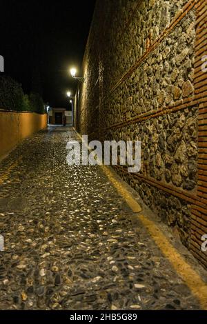 Typische und schmale Straße des Viertels Albaicin Stockfoto
