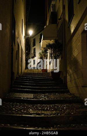 Typische und schmale Straße des Viertels Albaicin Stockfoto