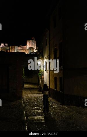 Typische und schmale Straße des Viertels Albaicin Stockfoto