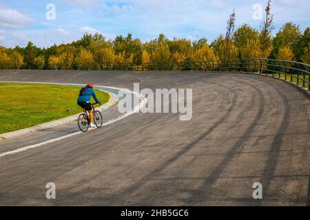 Fahrradtraining. Fahrradtraining im öffentlichen Park. Stockfoto