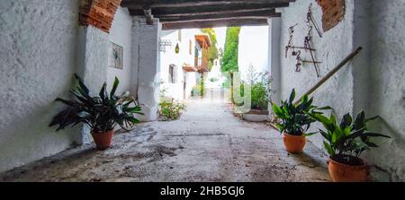 Straße mit Veranda in einer kleinen ländlichen Stadt Stockfoto