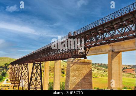 Die Hacho-Brücke bei Gustave Eiffel, auf der Eisenbahnlinie in der Gemeinde Guadahortuna Stockfoto