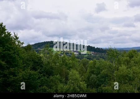 Bieszczady, Blick auf den künstlichen See Solina, eine polnische Touristenattraktion an einem bewölkten Tag während der Feiertage. Stockfoto