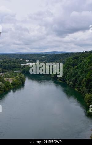 Bieszczady, Blick auf den künstlichen See Solina, eine polnische Touristenattraktion an einem bewölkten Tag während der Feiertage. Stockfoto