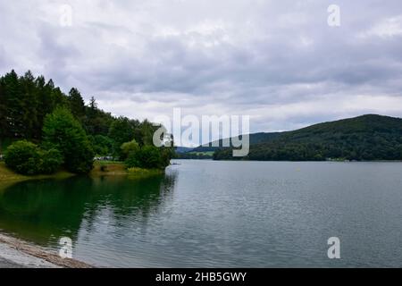 Bieszczady, Blick auf den künstlichen See Solina, eine polnische Touristenattraktion an einem bewölkten Tag während der Feiertage. Stockfoto