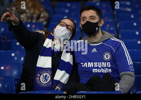 London, Großbritannien. 16th. Dezember 2021. Chelsea-Fans werden während des Spiels der Premier League in der Stamford Bridge, London, mit Gesichtsmasken gesehen. Bildnachweis sollte lauten: Paul Terry / Sportimage Kredit: Sportimage/Alamy Live News Stockfoto