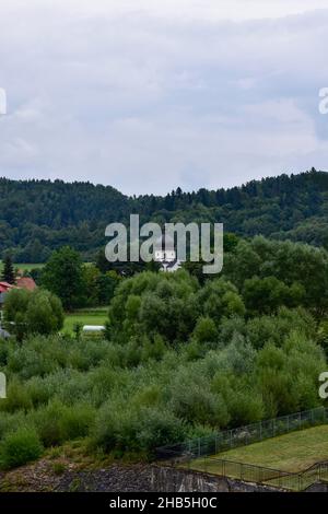 Bieszczady, Blick auf den künstlichen See Solina, eine polnische Touristenattraktion an einem bewölkten Tag während der Feiertage. Stockfoto