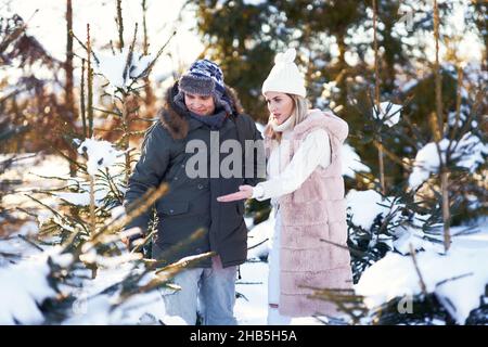 Pärchen auf dem weihnachtsmarkt im Winter Stockfoto