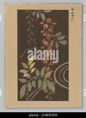 Textilfragment, Textilfragment, Stickerei und Druck von Blumen und Blättern auf Dark Brown Fond., anonym, Japan, 1772 - 1781, Seide, Höhe 29,8 cm × Breite 16,7 cm Stockfoto