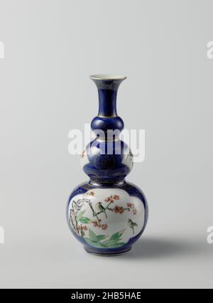 Dreifach-Kürbis-förmige Flaschenvase mit Puderblau und Blütensprays und Vögeln, Flaschenförmige Vase (geklopfte Flasche) aus Porzellan mit drei Schichten, in Unterglasur blau lackiert und auf der Glasur rot, grün, gelb, Auberginen, schwarz und Gold. Die Flasche ist mit bleu poudré (pulverblau) bedeckt, in dem sich zwei große, mit prunus oder Lotus mit Vögeln gefüllte Fächer befinden; zwei fächerförmige Fächer mit Blumenzweigen; Zwischen den Fächern florale Schriftrollen in Gold, zwischen den Verdickungen dekorative Bänder mit geometrischen Motiven, florale Schriftrollen und Ruyi-Motiv in Gold. Ein Chip in der Kante Stockfoto