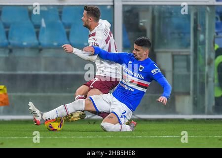 Genua, Italien. 16th Dez 2021. Karol Linetty (Turin) Fabio Depaoli (Sampdoria) während der UC Sampdoria gegen den FC Turin, Italienisches Fußballspiel Coppa Italia in Genua, Italien, Dezember 16 2021 Quelle: Independent Photo Agency/Alamy Live News Stockfoto