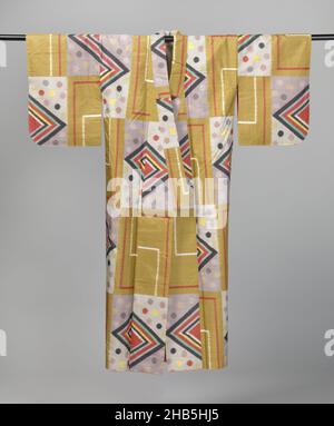 Informeller Frauen-Kimono, Frauen-Kimono mit geometrischen Figuren, informeller Frauen-Kimono mit einem geometrischen Muster aus Linien, Rechtecken, Punkten und Dreiecken. Ockerfarbene Seide mit Dekoration im Schablonendruck (meisen) in rot, gelb, schwarz und blau. Futter aus weißer, lachsrosa und roter Baumwolle., Hersteller: Anonym, Japan, 1920 - 1940, Seide, Baumwolle (Textil), Malerei, Höhe 142 cm × Breite 118 cm Stockfoto