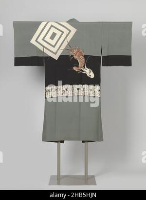 Man's under-Kimono, under-Kimono (Nagajuban) für und man mit einem Dekor aus einem großen Familienwappen (mon) aus drei Vierecken, einem Hummer, der aus seiner Schale hervortritt, und einem horizontalen Band mit kalligraphierten Namen am Boden eines breiteren horizontalen schwarzen Bandes vor einem grünen Hintergrund. Anlässlich der Namensänderung des Kabuki-Schauspielers Ichikawa Danjuro XI., dessen Familienwappen hier zu sehen ist und der im Mai 1940 den Titel Ebizo IX übernahm; der Krebse (ebi) verweist darauf. Die Band kalligraphierte Namen anderer Kabuki-Schauspieler. Kreppseide (Chirimen) mit gestempelter yuzen-Dekoration und Details in Stockfoto