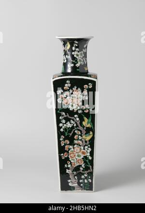 Drucker Vase, quadratische 'Drucker Vase' mit Vögeln in der Nähe von Blütensprays, quadratische Porzellanvase mit breitem, ausladenden Hals, mit schwarzer Glasur bedeckt und in rot, grün, gelb, Auberginen und schwarz lackiert. An jeder Wand ein stehender Blütenzweig (prunus) mit einem oder mehreren Vögeln auf der Oberseite. Auf den Schultern verzweigt sich prunus. Der Hals mit prunus Ästen und Vögeln in der Nähe eines Felsens. Famille noire., Anonym, China, c. 1700, Porzellan, Glasur, Malerei, Vitrifizierung, Höhe 48,1 cmBreite 14,2 cm Stockfoto