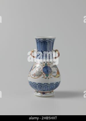 Birnenförmige Vase mit ornamentalen Bordüren und Landschaften in Medaillons, birnenförmige Vase aus Porzellan mit breitem, leicht ausbreitendem Hals und zwei modellierten Ohren in Form von Tierköpfen. Lackiert in Unterglasur blau und auf der Glasur blau, rot, grün, gelb, schwarz und Gold. In China auf dem Bauch in Unterglasur blau mit vier Yin Yang-Symbolen verziert; darunter ein blaues Band mit ausgeschnittenen Blattmotiven und Halbblumen. Der Hals mit dem gleichen Band und ein Band mit Taotie-Masken auf Serviette. In Europa auf dem Bauch in Emaille-Farben mit zwischen den Yin Yang Symbole Medaillons mit einem verziert Stockfoto