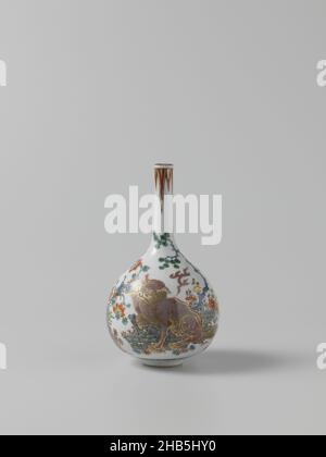 Flaschenvase mit drei Shishi, blühenden Pflanzen und Reisig Zäunen, Flaschenförmige Vase aus Porzellan mit kugelförmigem Körper und schmalen, langen Hals, in Unterglasur rot und auf der Glasur blau, rot, grün, gelb, schwarz und Gold gemalt. In China auf den Bauch in Unterglasur rot mit drei Shishi (Löwenhund) gemalt. In Europa gemalt um diese in Emaille-Farben mit Kiefer, prunus und anderen blühenden Pflanzen in der Nähe gebunden Hecken und Insekten. Am Rand und am Hals hängende, spitz zulaufende Blattmotive. Um den Fuß ein Band mit Blumenranken. Auf der Unterseite mit vier imitierten chinesischen Schriftzeichen markiert Stockfoto