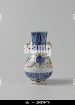 Birnenförmige Vase mit ornamentalen Bordüren und Landschaften in Medaillons, birnenförmige Vase aus Porzellan mit breitem, leicht ausbreitendem Hals und zwei modellierten Ohren in Form von Tierköpfen. Lackiert in Unterglasur blau und auf der Glasur blau, rot, grün, gelb, schwarz und Gold. In China auf dem Bauch in Unterglasur blau mit vier Yin Yang-Symbolen verziert; darunter ein blaues Band mit ausgeschnittenen Blattmotiven und Halbblumen. Der Hals mit dem gleichen Band und ein Band mit Taotie-Masken auf Serviette. In Europa auf dem Bauch in Emaille-Farben mit zwischen den Yin Yang Symbole Medaillons mit einem verziert Stockfoto